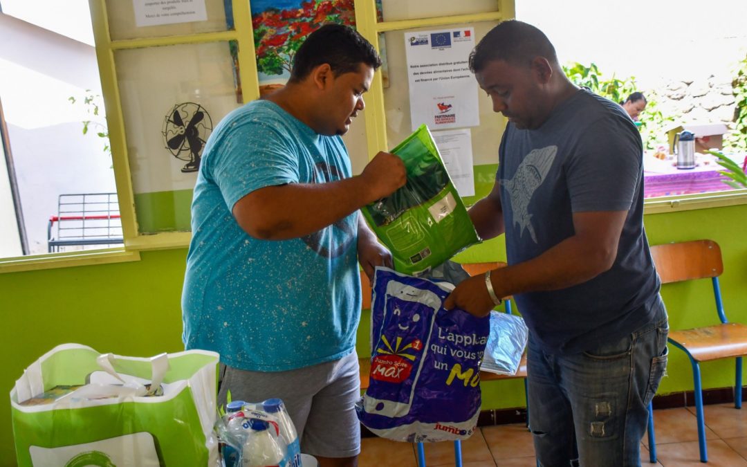 Distribution de colis alimentaires au Port