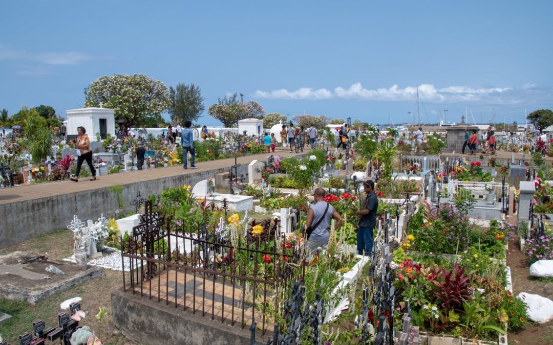 Toussaint et Fête des morts : les tombes fleuries dans la tradition