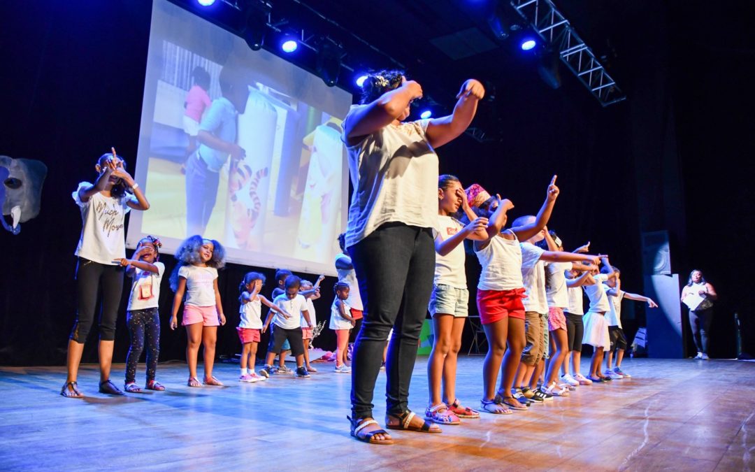 Les enfants font leur show de fin de vacances