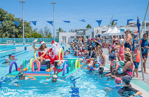 Le père Noël en visite à la piscine municipale